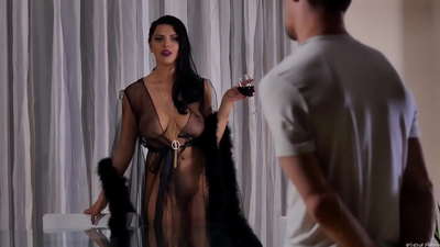 Slut Kira Queen បានអញ្ជើញអ្នកជិតខាងរបស់នាងមកផឹកតែ និងថើបគាត់នៅលើតុអាហារពេលល្ងាច